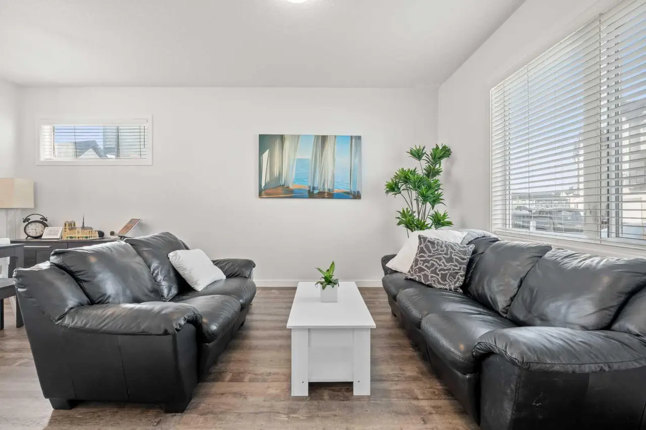108, 75 Evanscrest Common NW