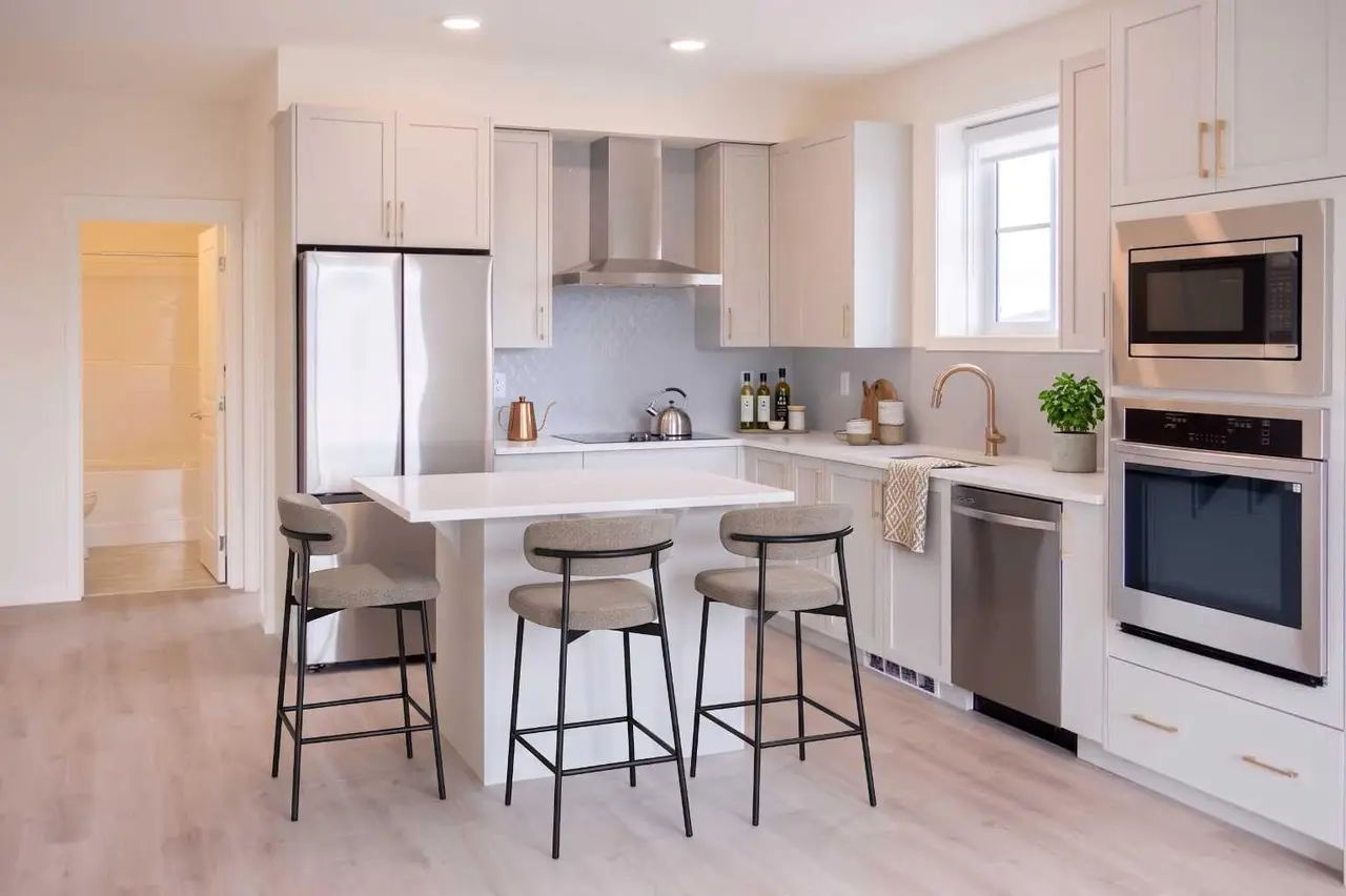 1303, 47 Creekview Gardens SW