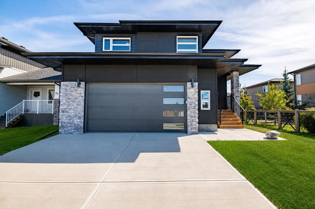 33 Thatcher Avenue 