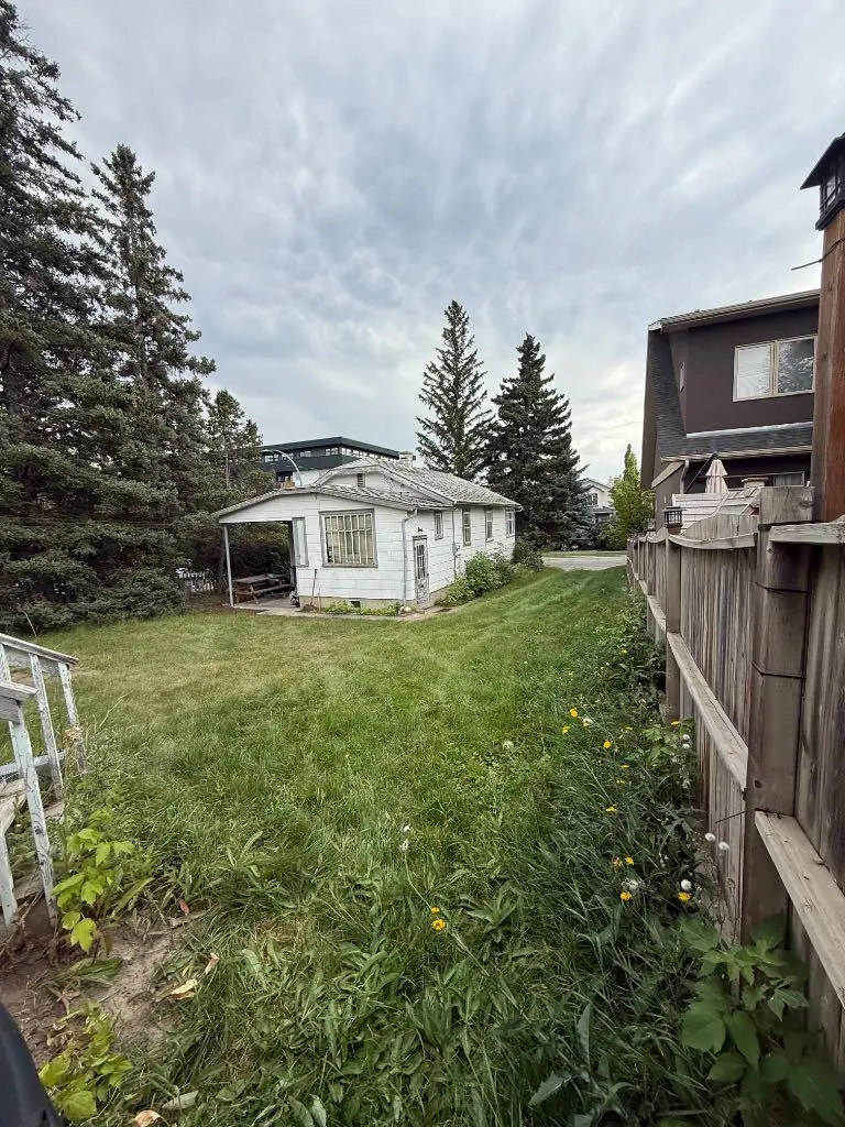 1902 33 Avenue SW