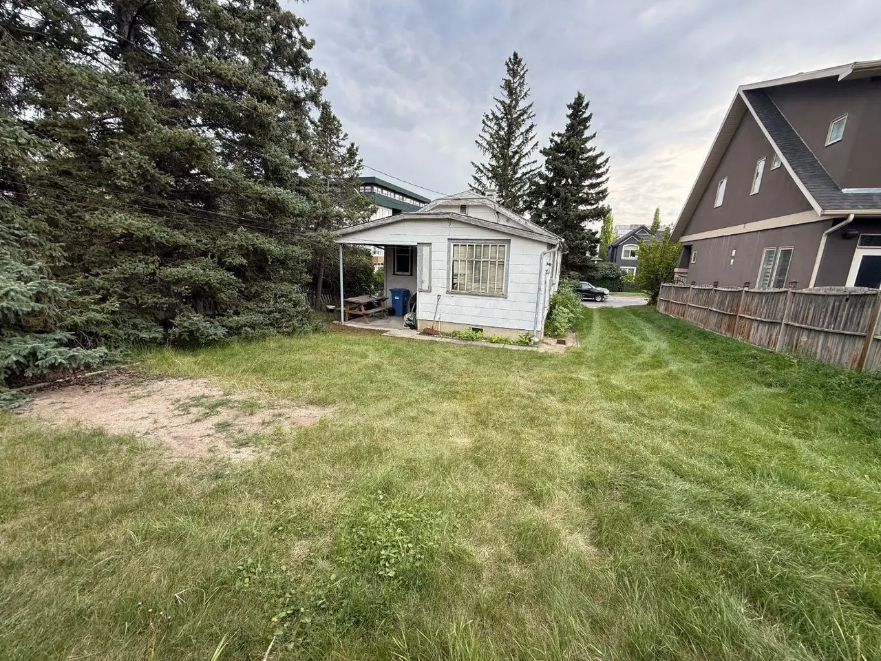 1902 33 Avenue SW