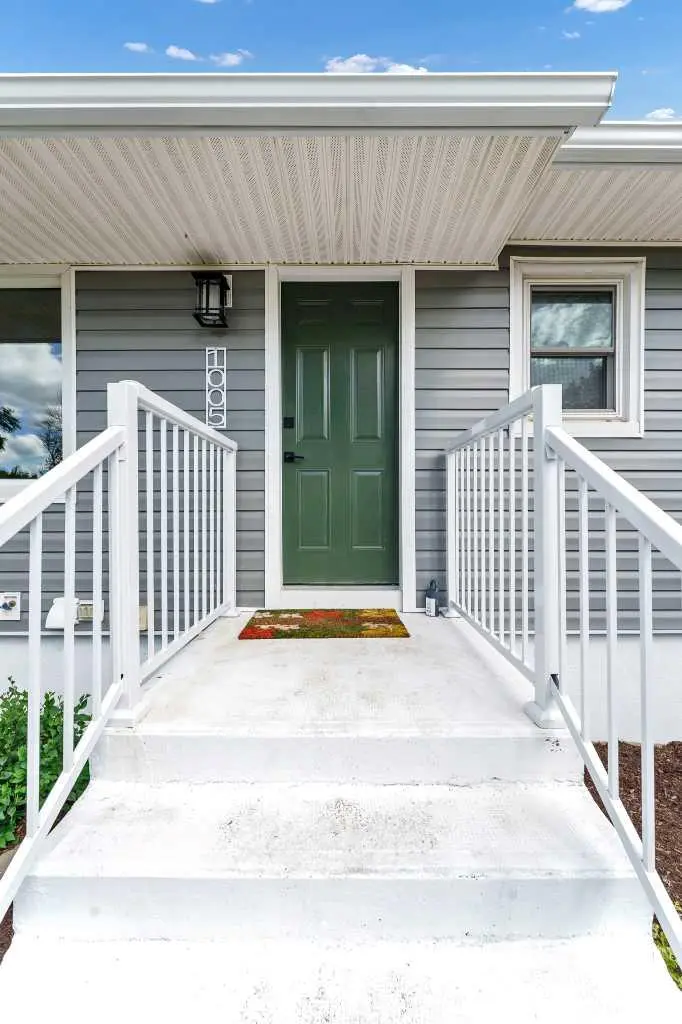 1005 Bullivant Crescent SW