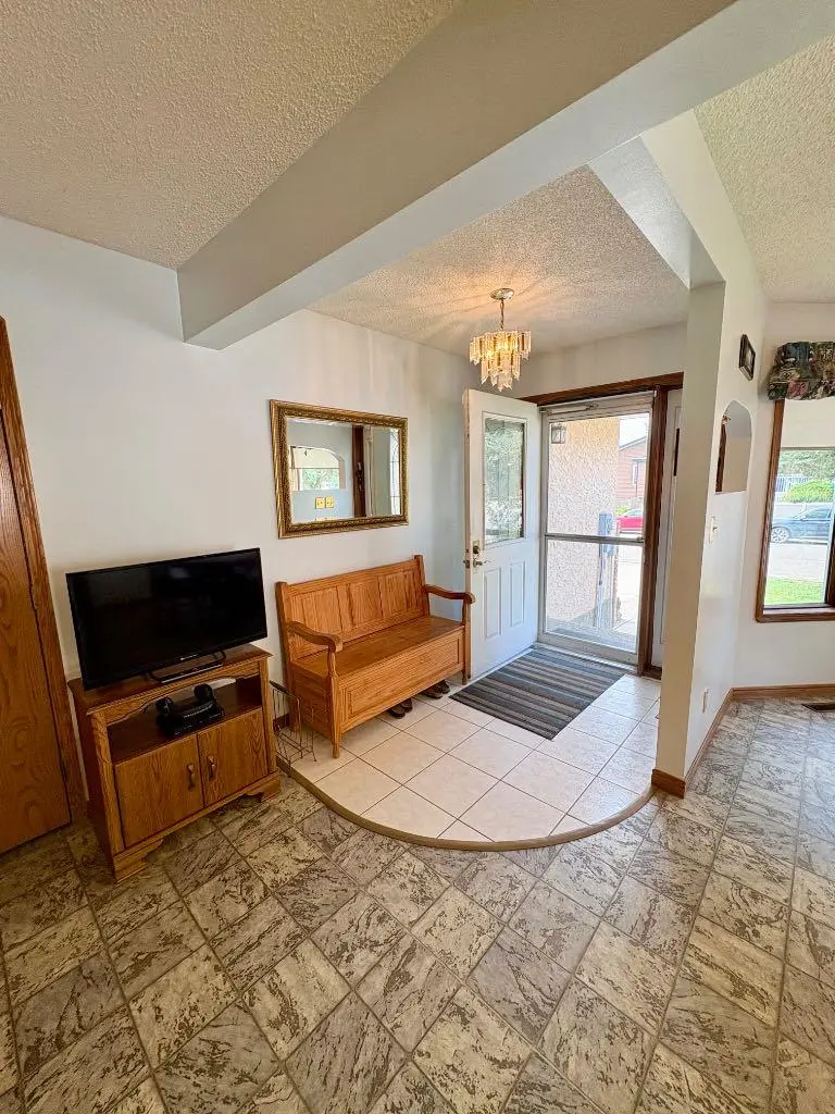 626 Prairie Meadows Close W