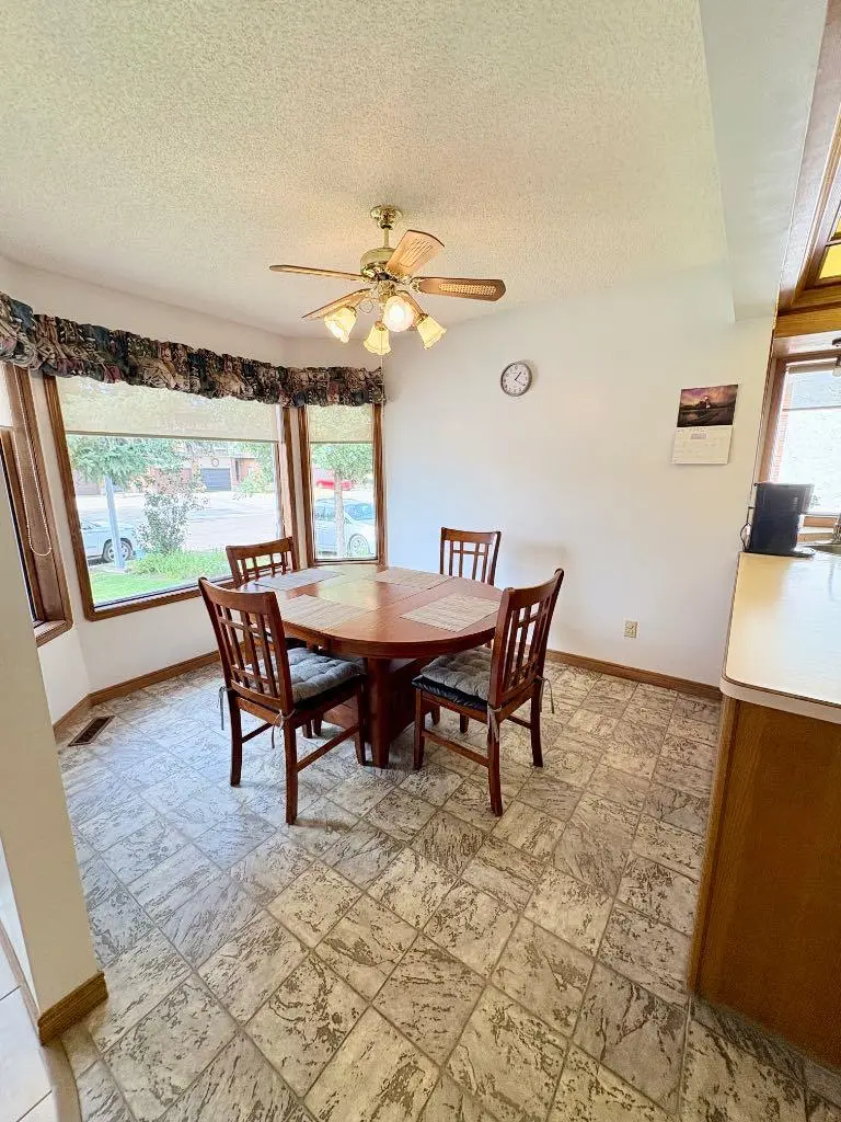 626 Prairie Meadows Close W