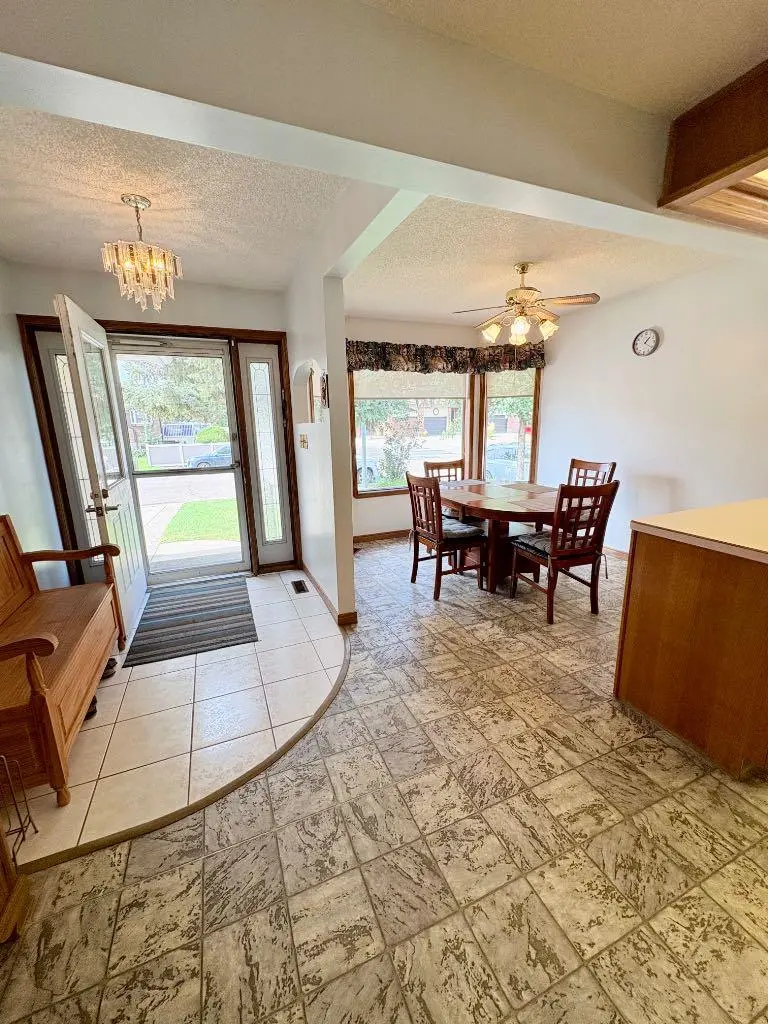 626 Prairie Meadows Close W