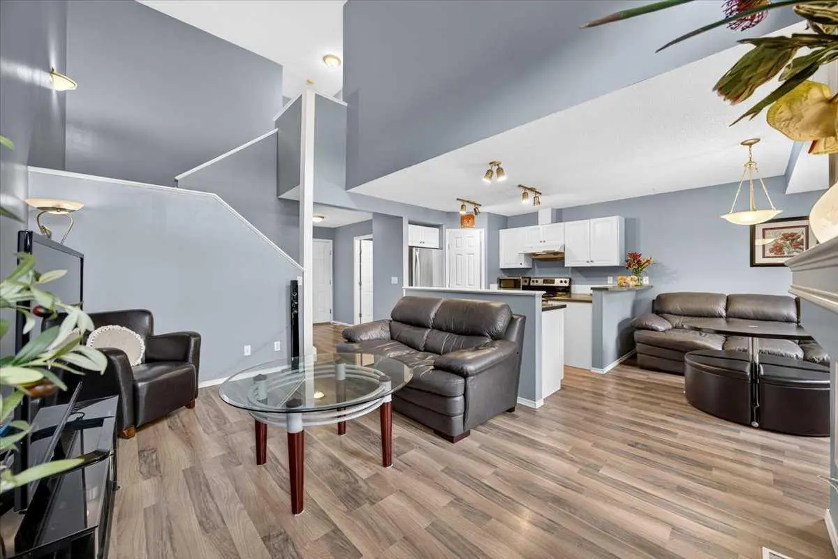 113 Canoe Square SW