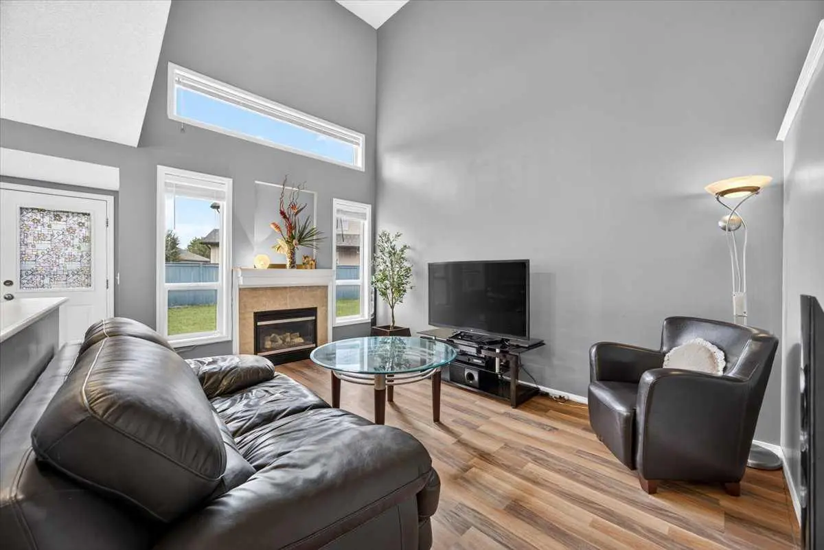 113 Canoe Square SW