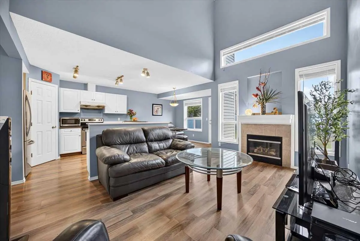 113 Canoe Square SW
