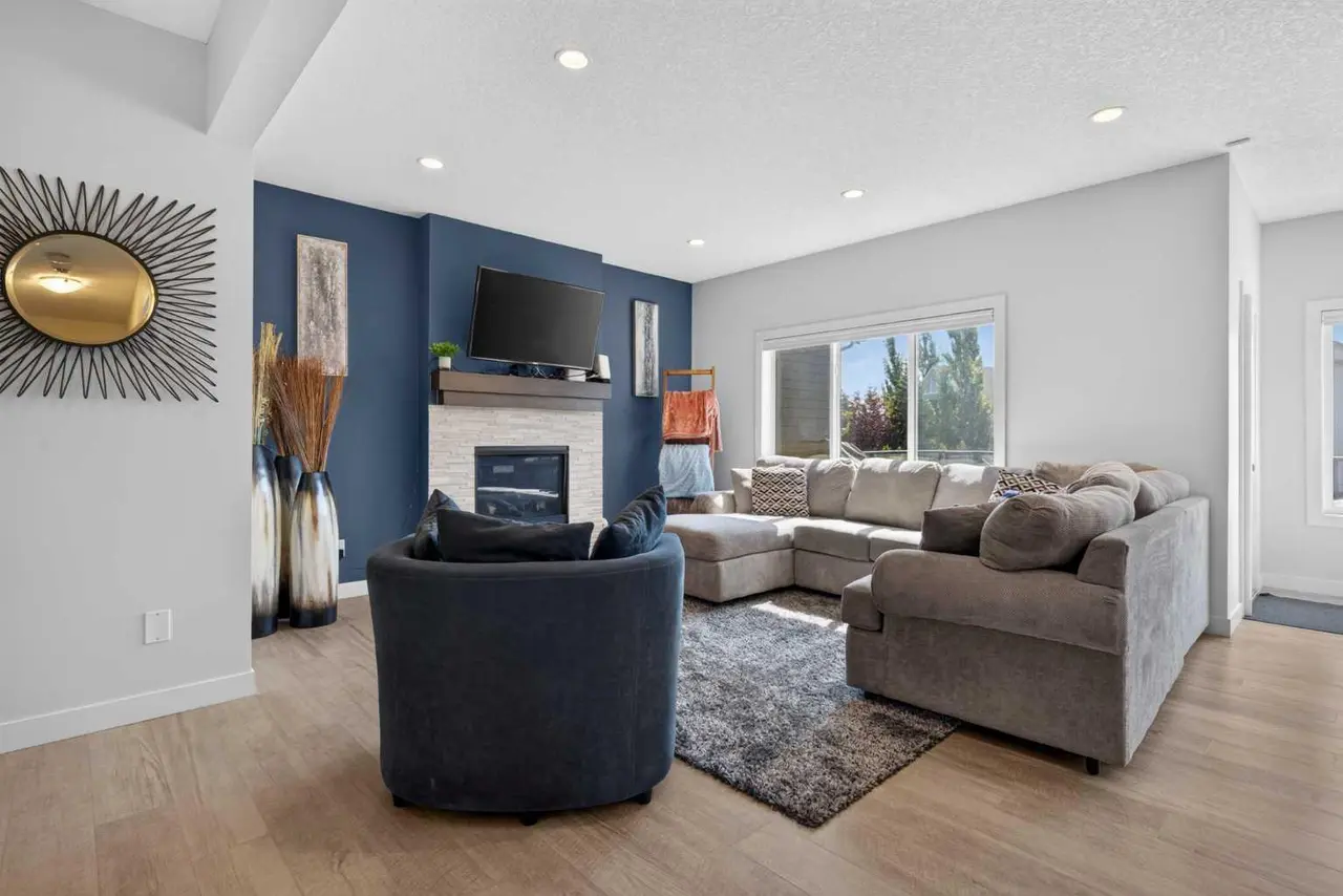 325 Bayside Crescent SW