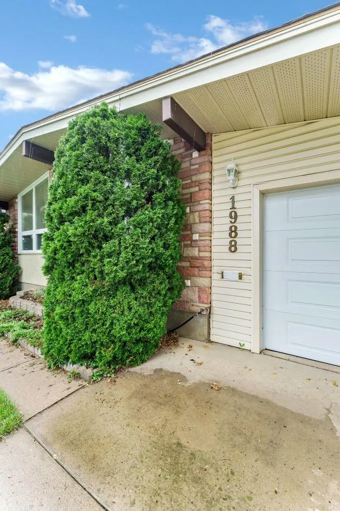 1988 28 Street SE