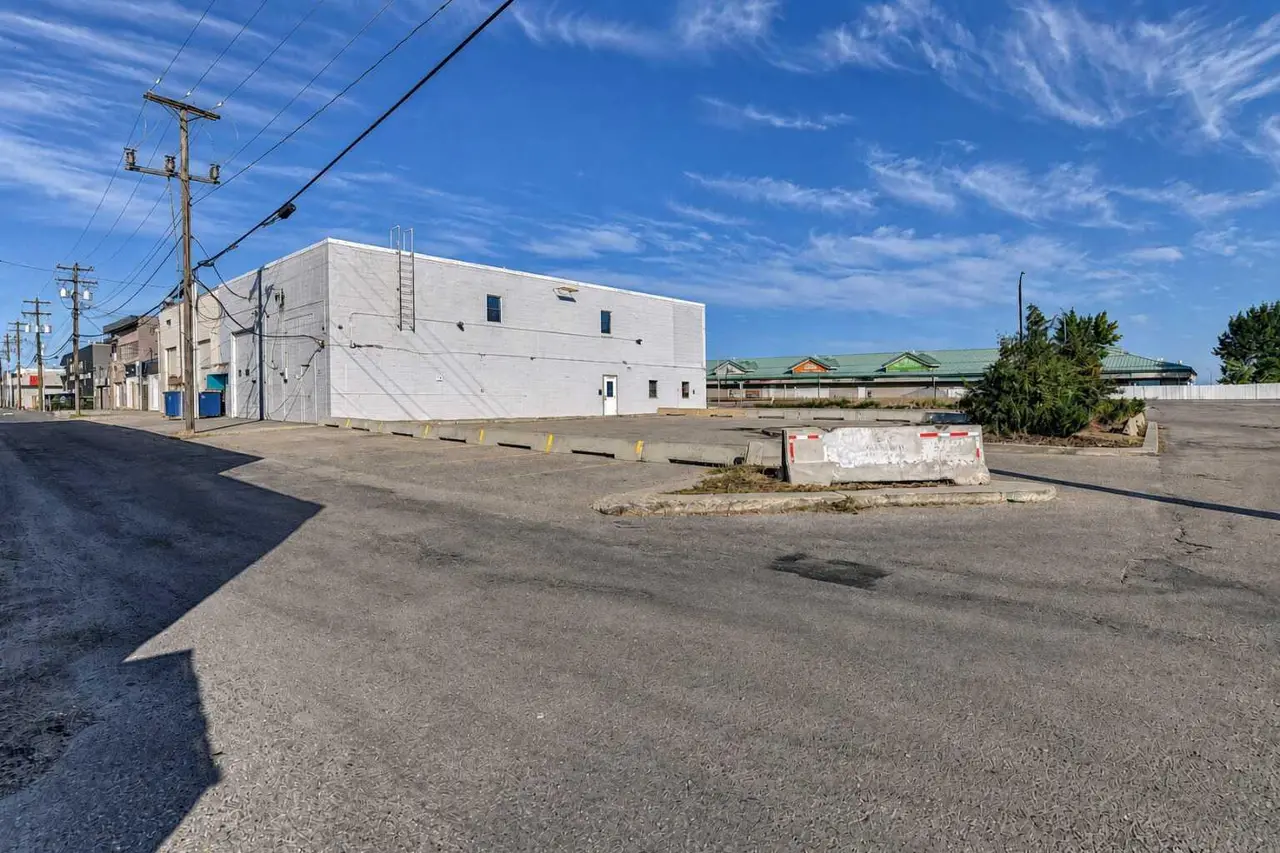 9807 116 Avenue 