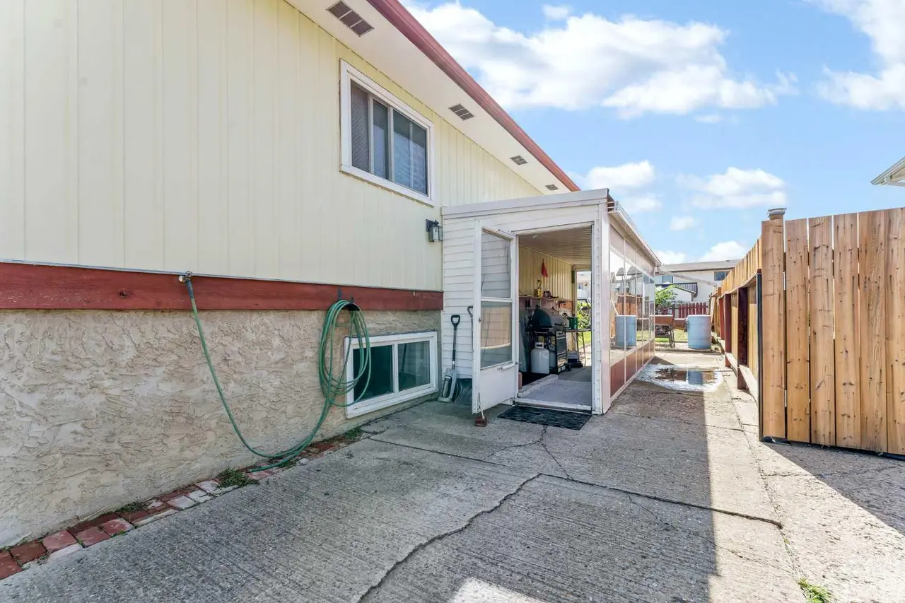 45 Clark Crescent SE