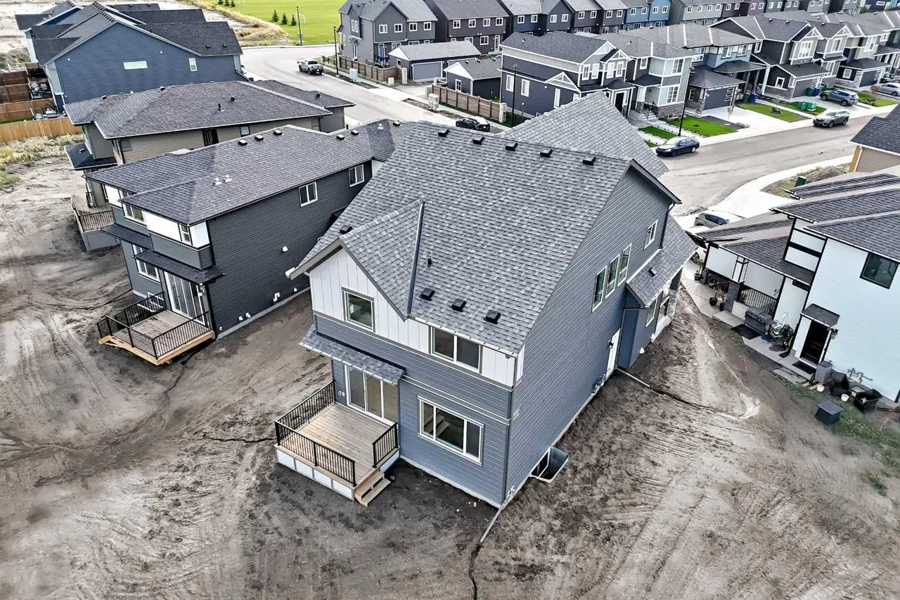 203 Langwell Common SE