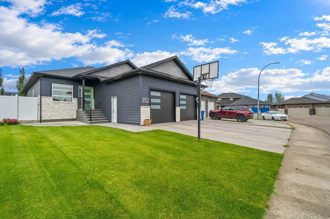 352 Somerside Crescent SE