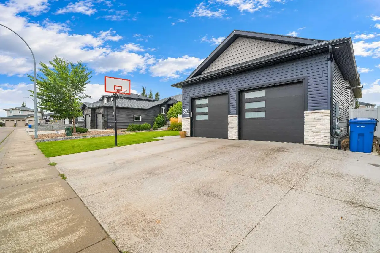 352 Somerside Crescent SE