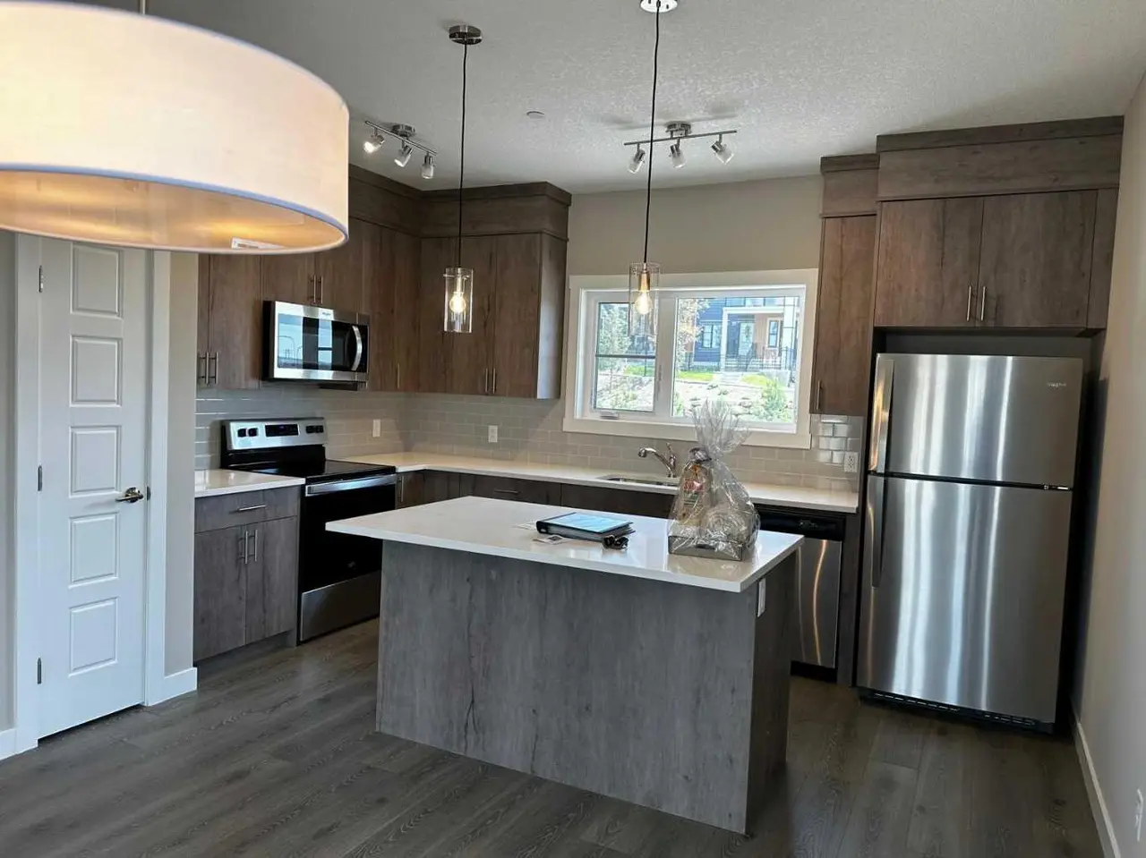 102 livingston Common NE