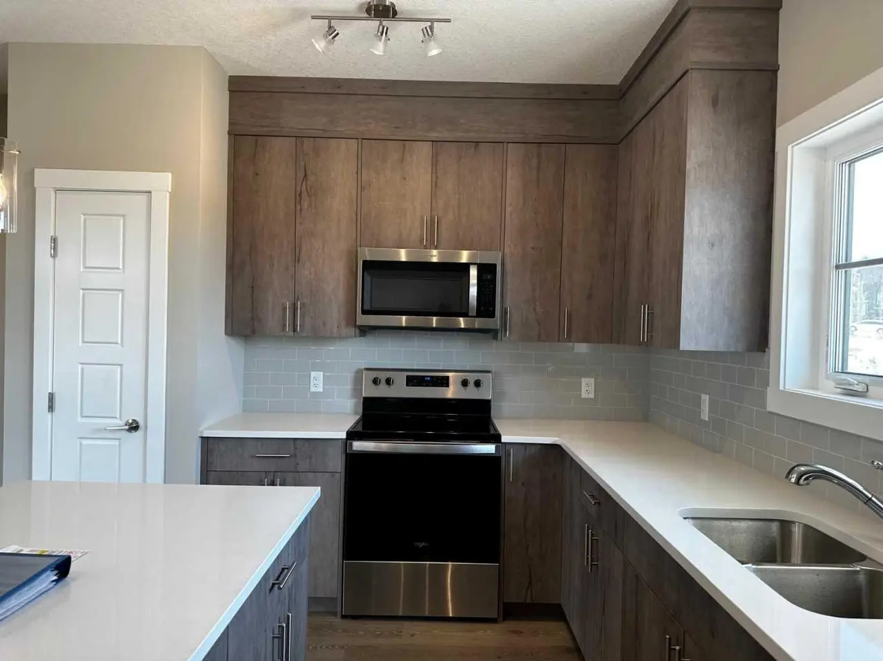 102 livingston Common NE
