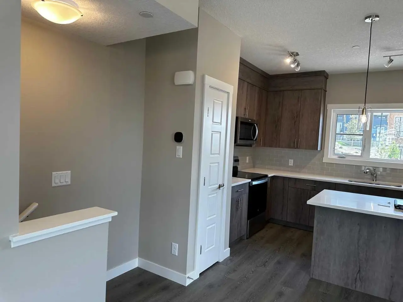 102 livingston Common NE