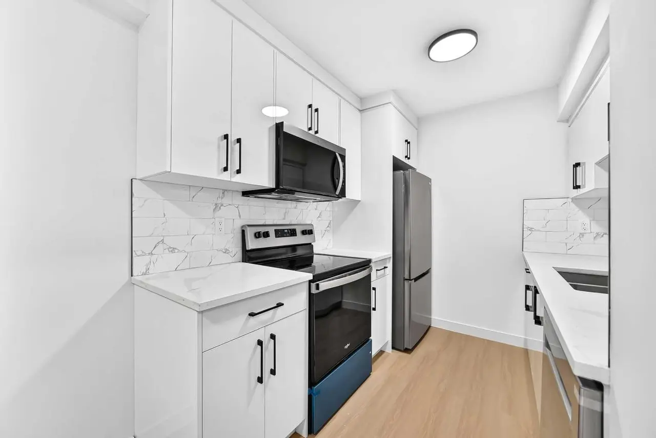 1204, 544 Blackthorn Road NE