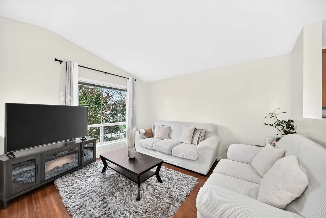 117 Bridleglen Manor SW