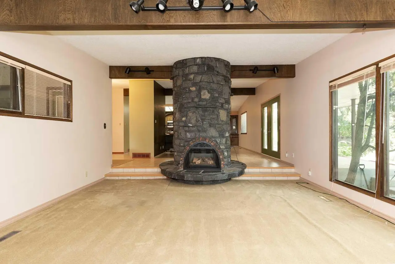 317 Laval Boulevard W