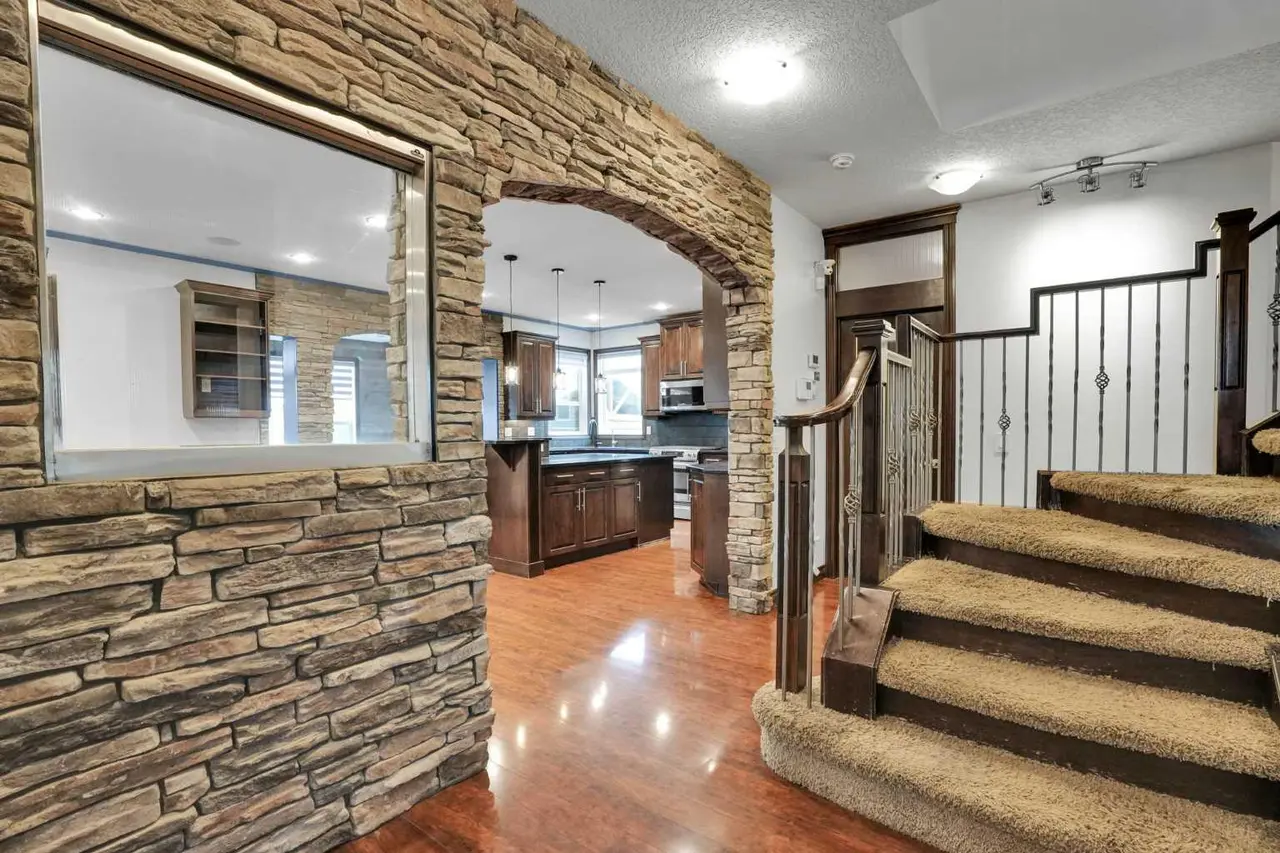 250 Kingsbury View SE