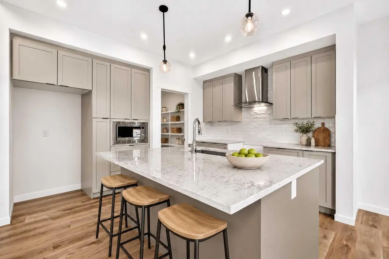 551 Mercado Avenue SE