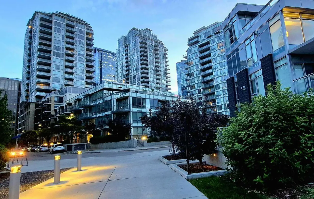 301, 51 Waterfront Mews SW