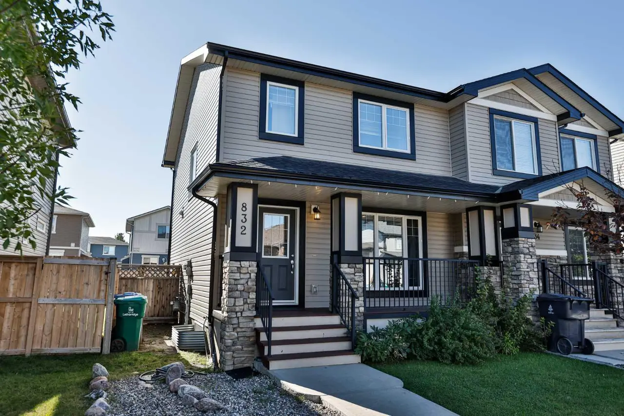 832 Silkstone Close W
