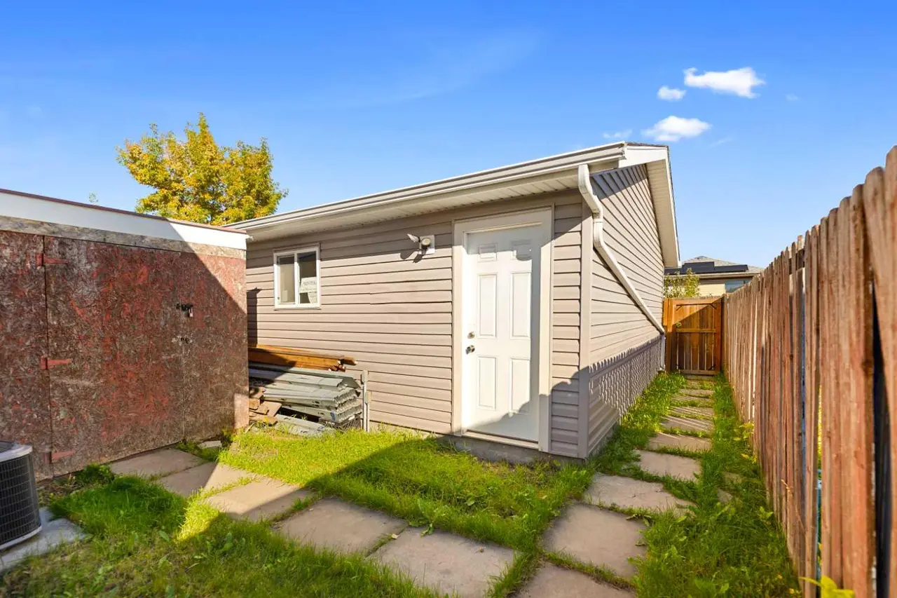64 Whitworth Way NE