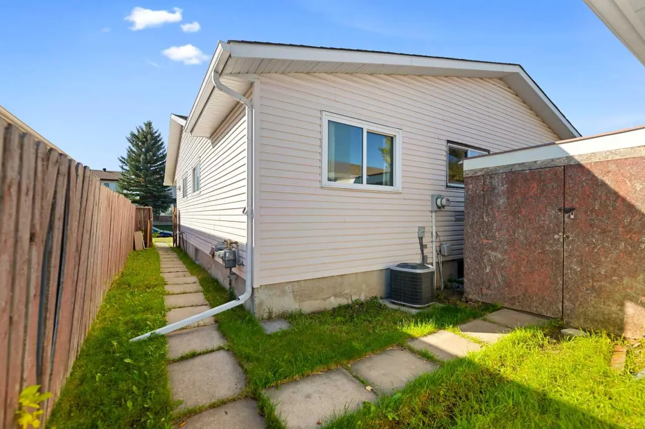 64 Whitworth Way NE