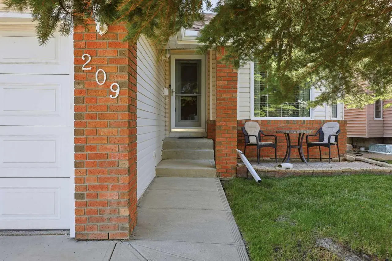 209 schubert Place NW
