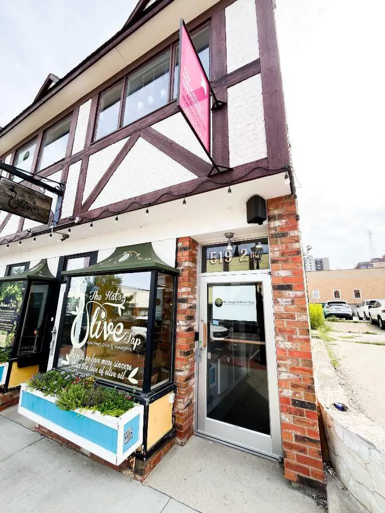 Upper Suite 2, 519 2 Street SE
