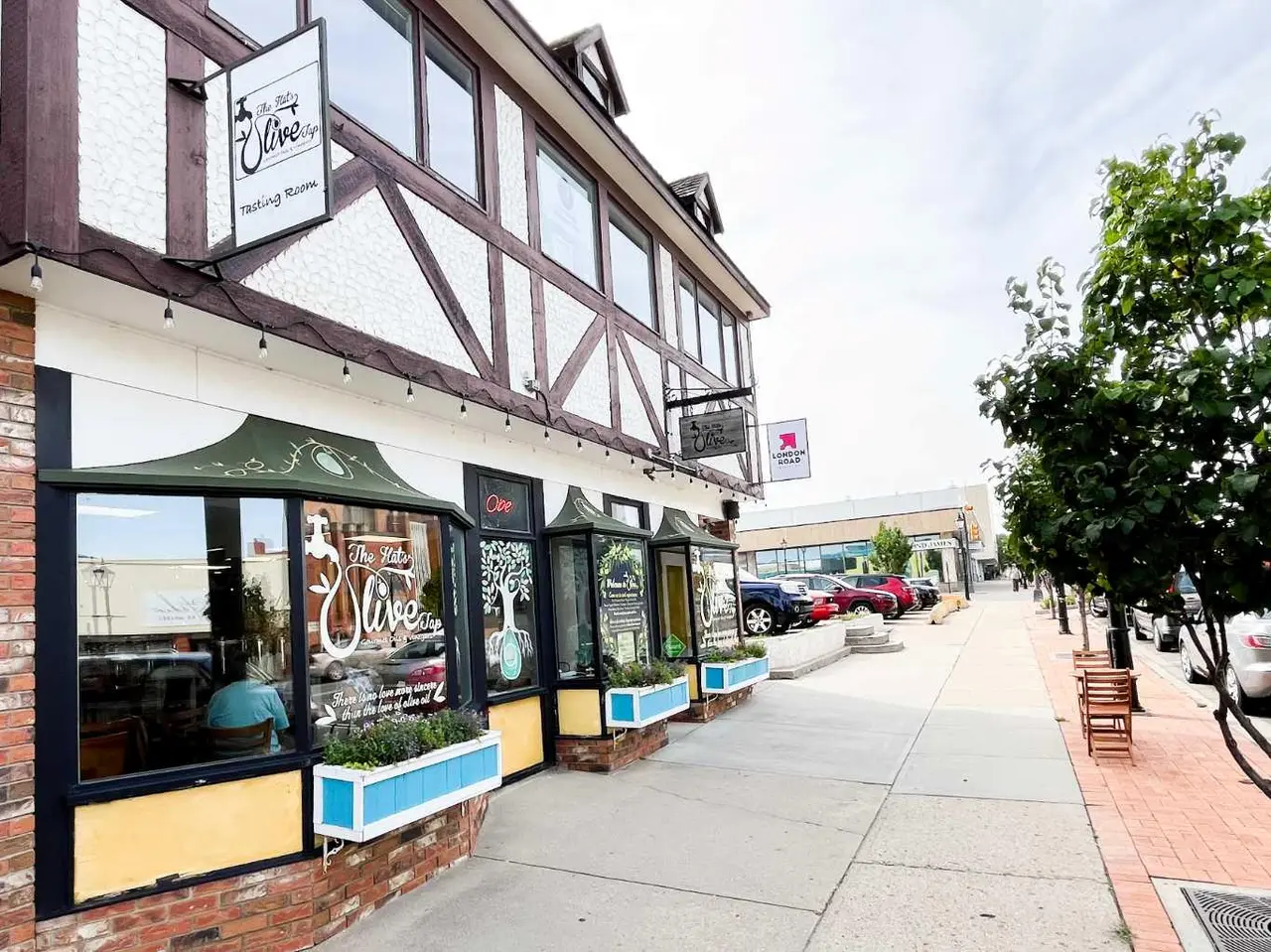 Upper Suite 2, 519 2 Street SE