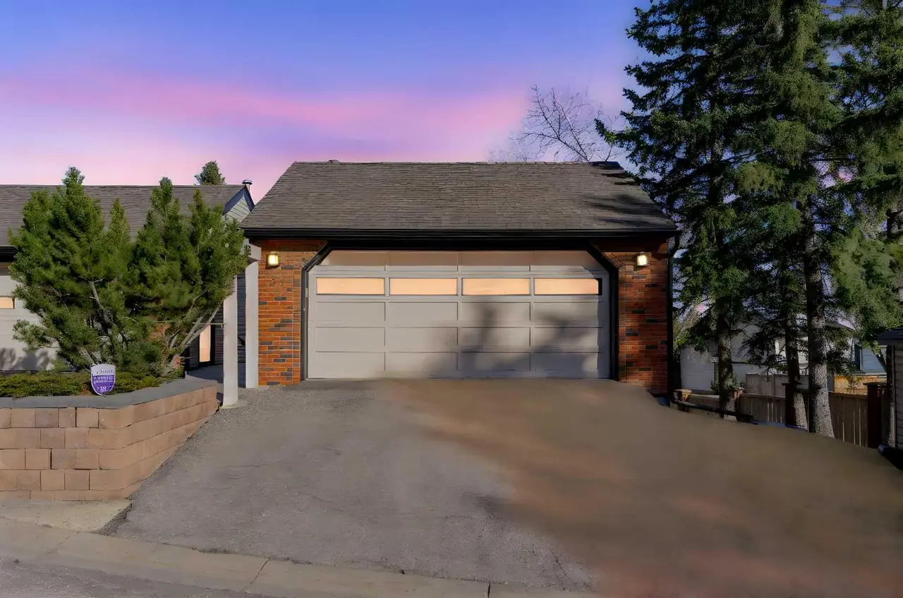 33, 448 Strathcona Drive SW