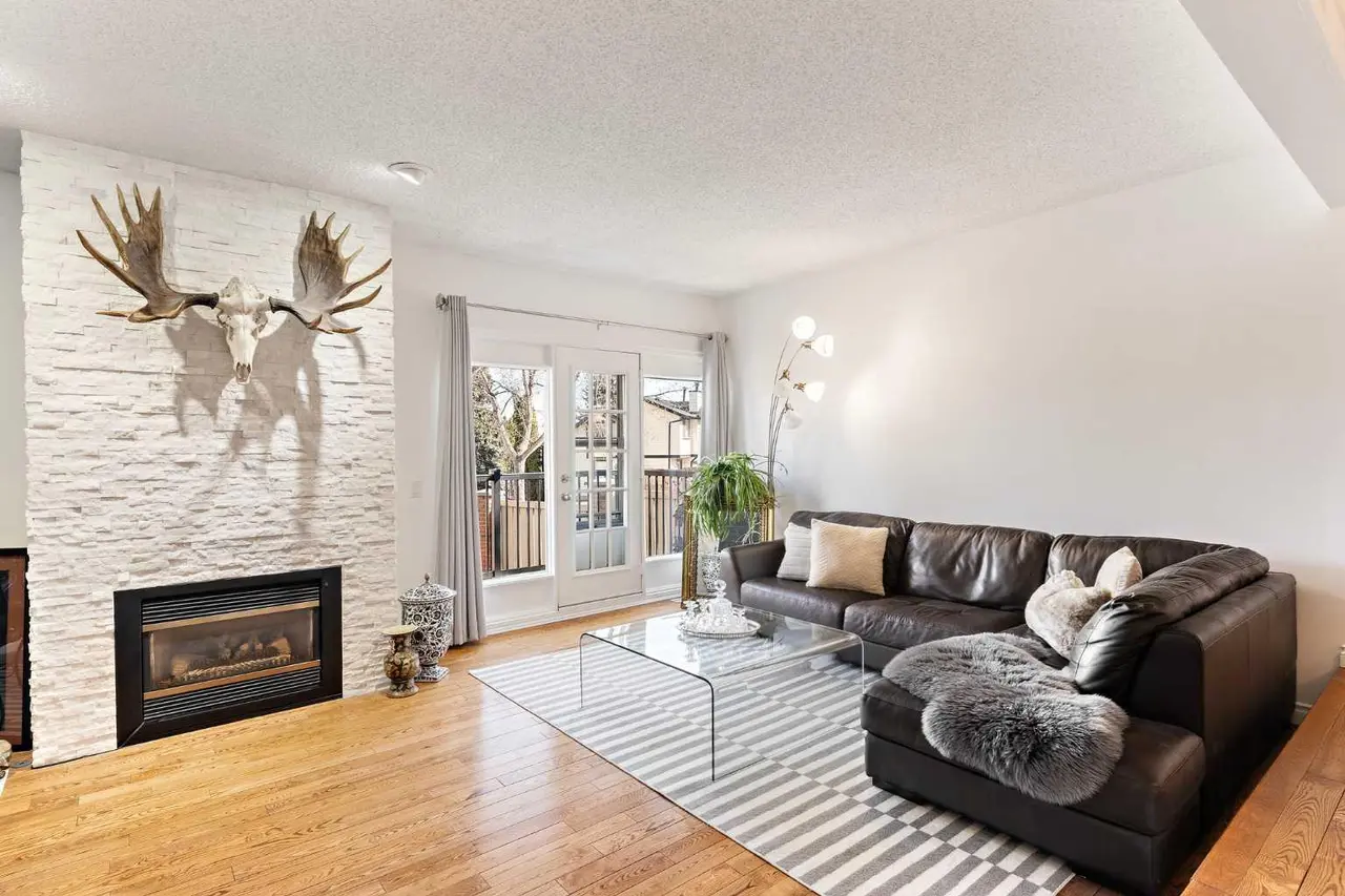 33, 448 Strathcona Drive SW