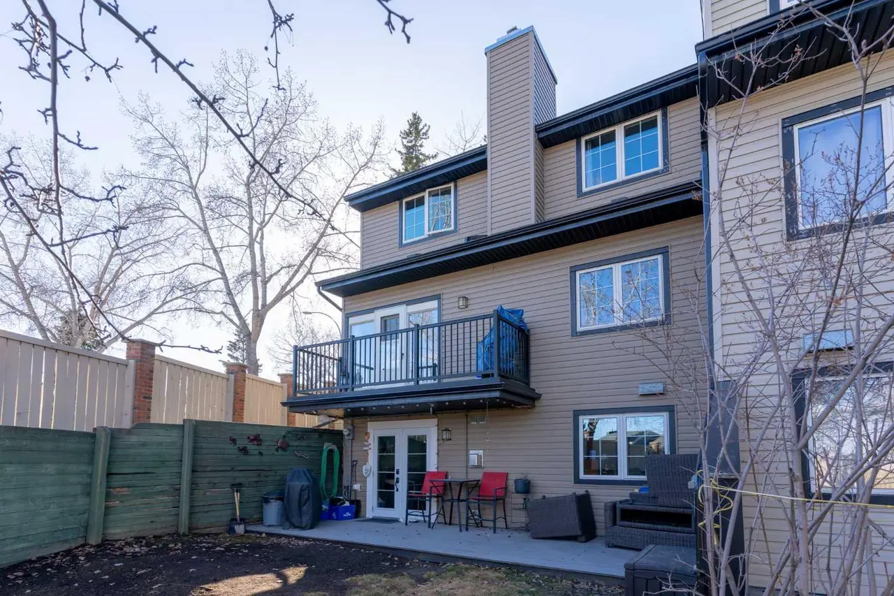 33, 448 Strathcona Drive SW