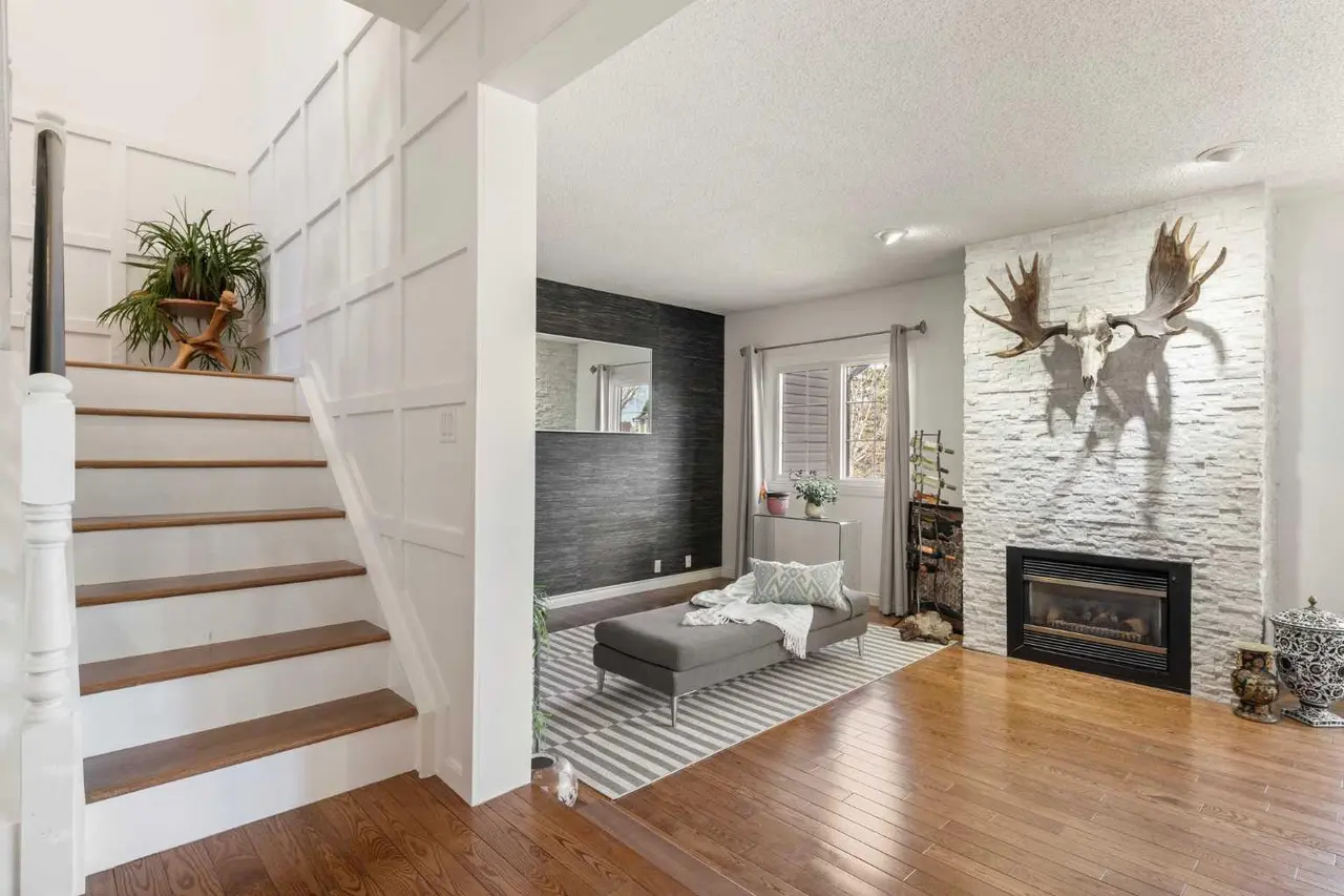 33, 448 Strathcona Drive SW