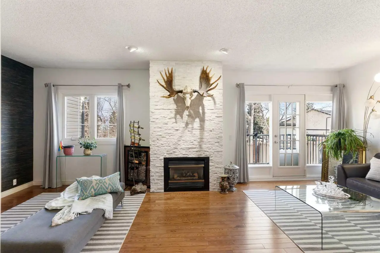 33, 448 Strathcona Drive SW