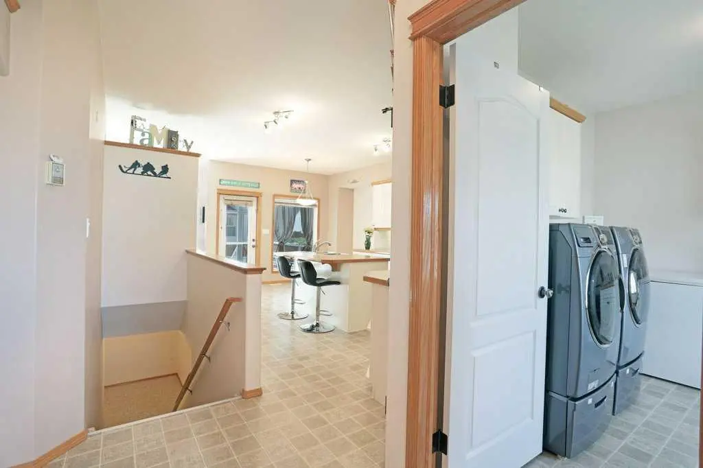 75 Sunset Crescent SW