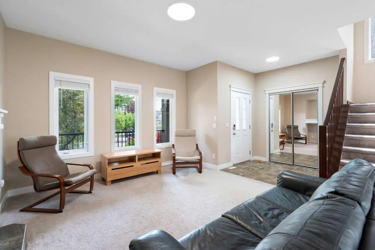 2449 Ravenswood View SE