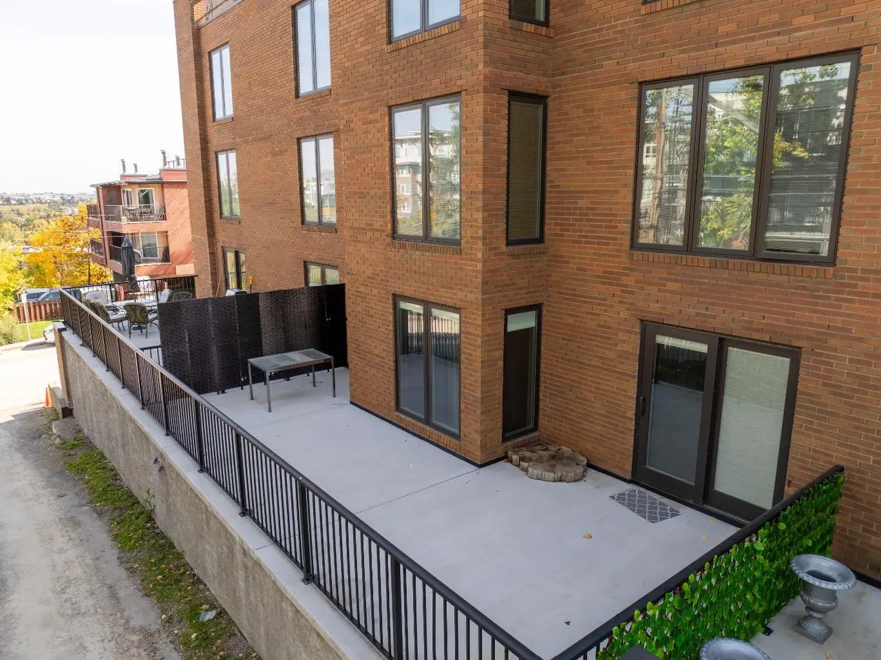 102, 350 4 Avenue NE