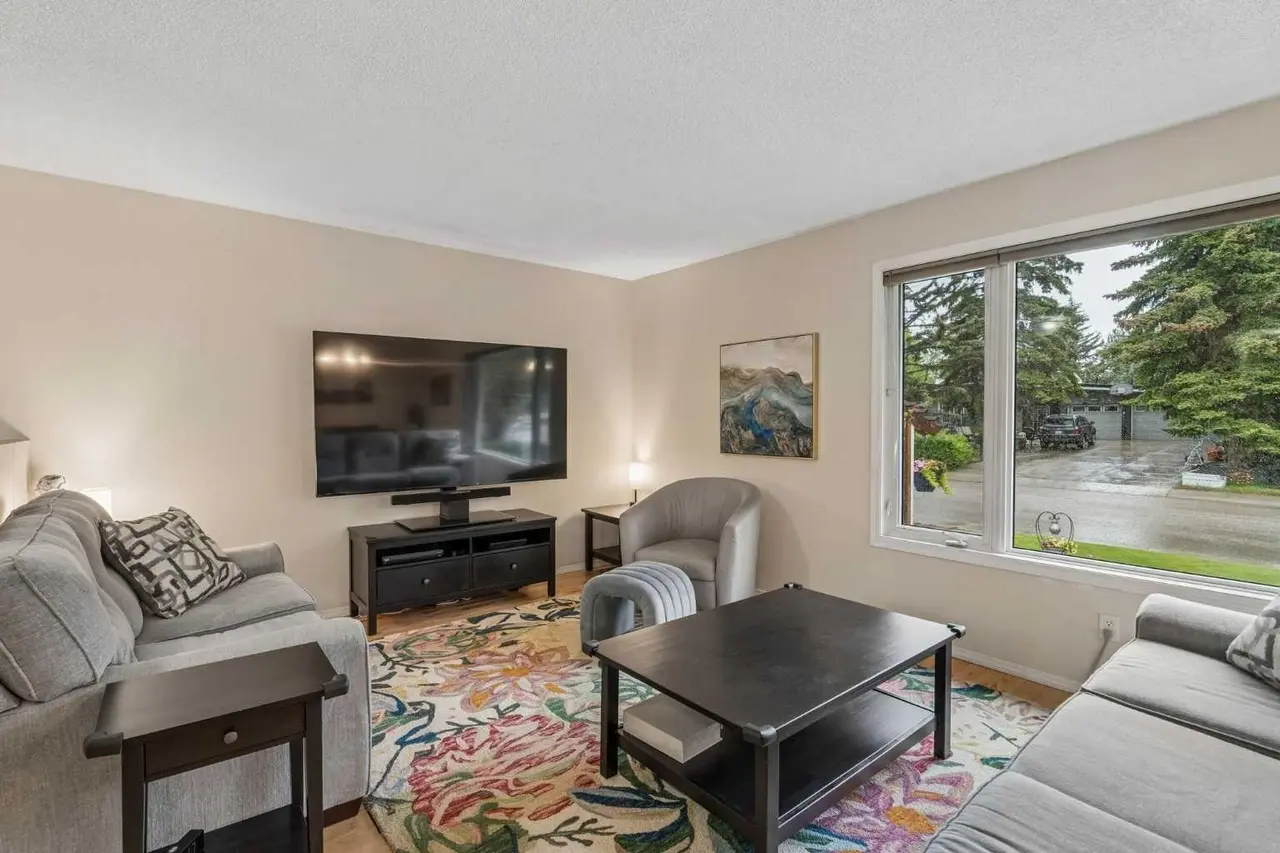 1403 104 Avenue SW