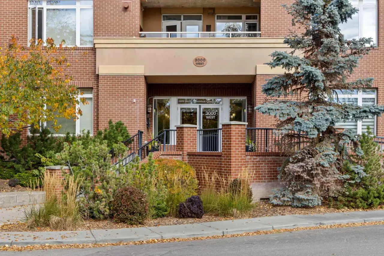 3203, 24 Hemlock Crescent SW