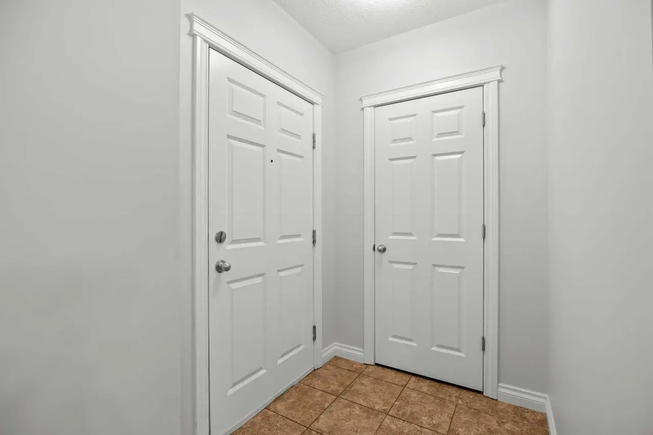 3203, 24 Hemlock Crescent SW