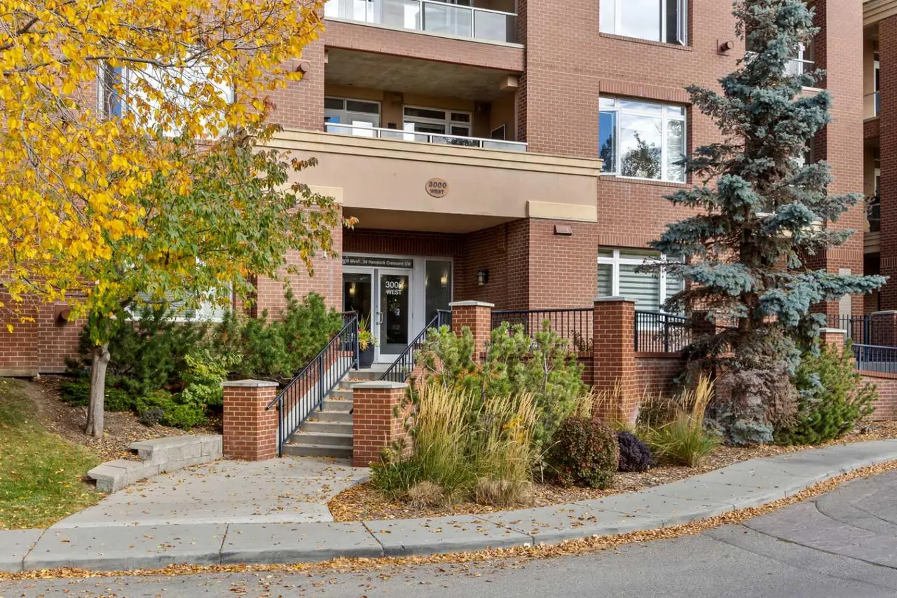 3203, 24 Hemlock Crescent SW
