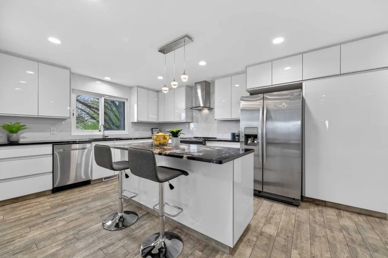 11 Selkirk Drive SW