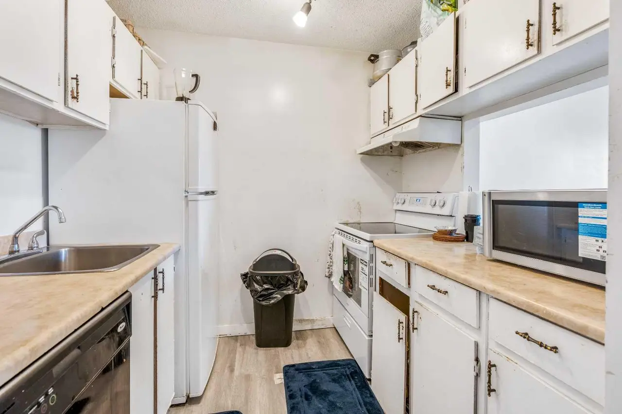 310, 405 Columbia Boulevard W