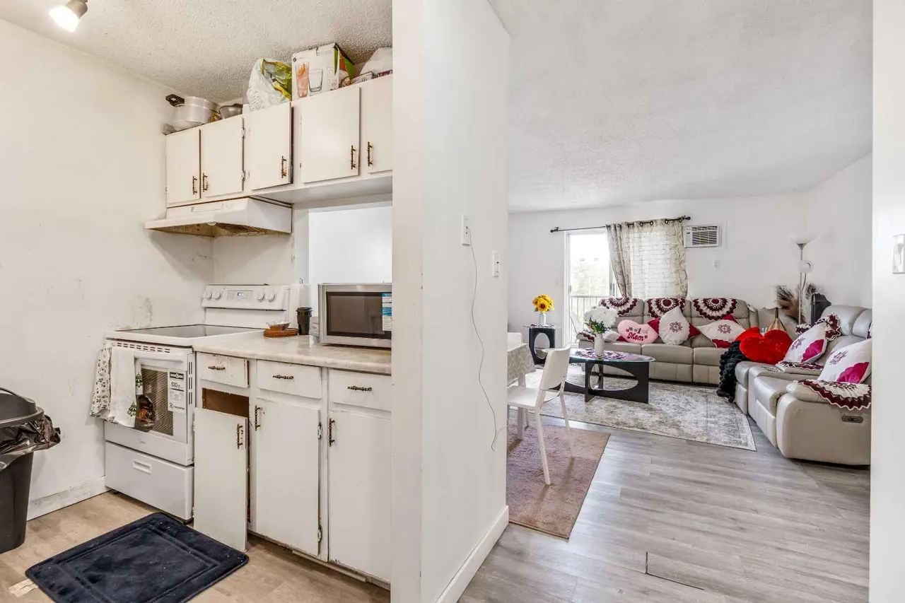 310, 405 Columbia Boulevard W