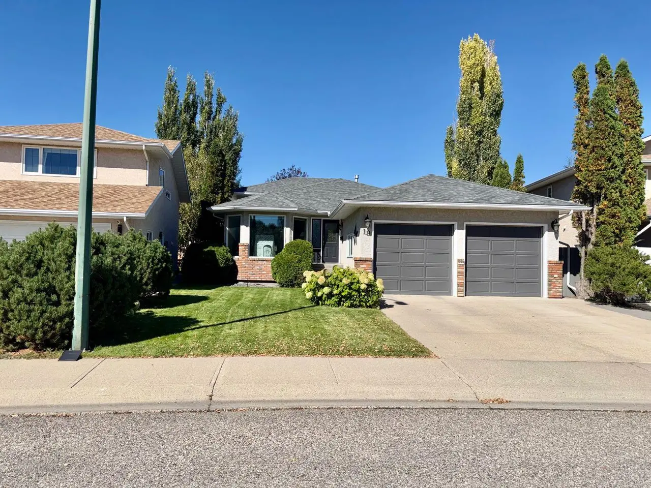 18 Heritage Close W